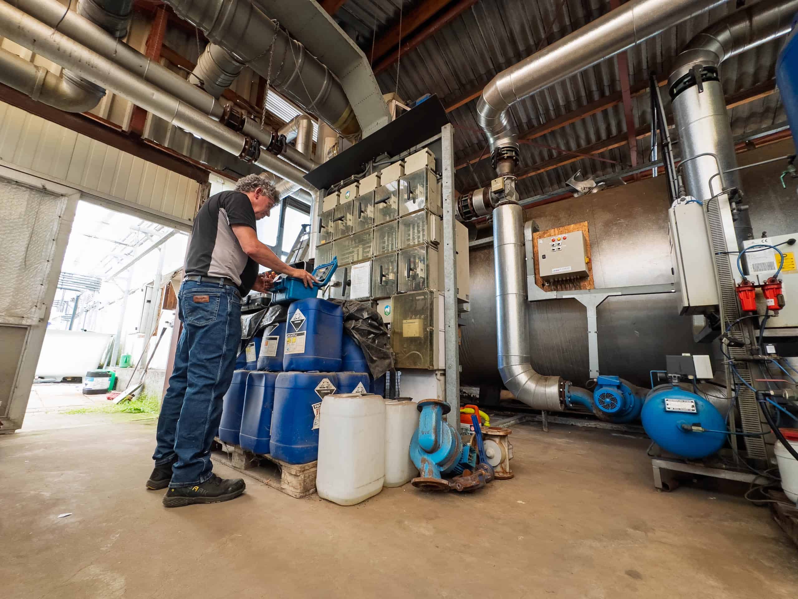 Stoomnet monteur aan het werk bij SCIOS-keuring stoominstallatie in glastuinbouwsector.