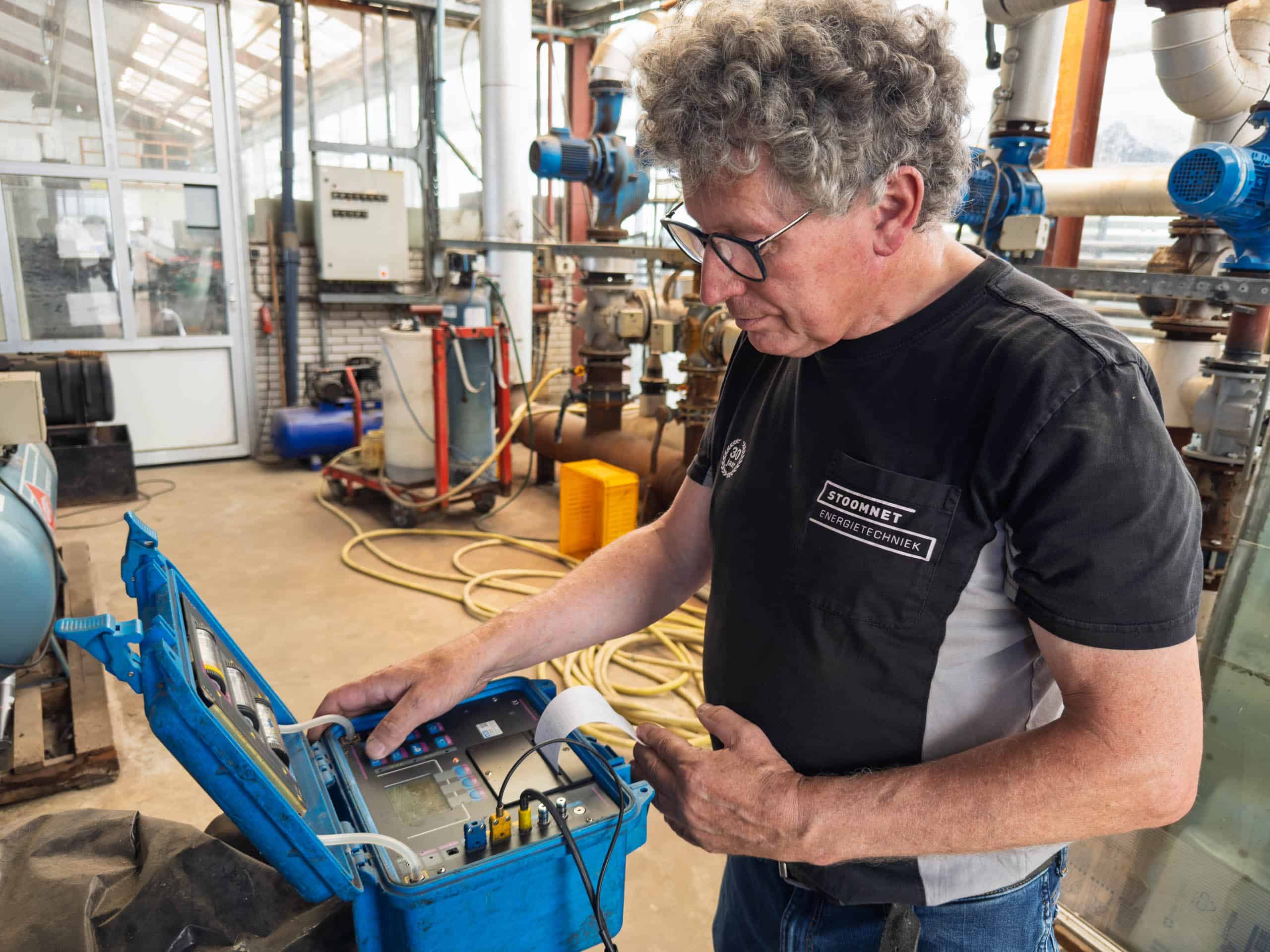 Stoomnet monteur aan het werk bij SCIOS-keuring stoomketelinstallatie in glastuinbouwsector.