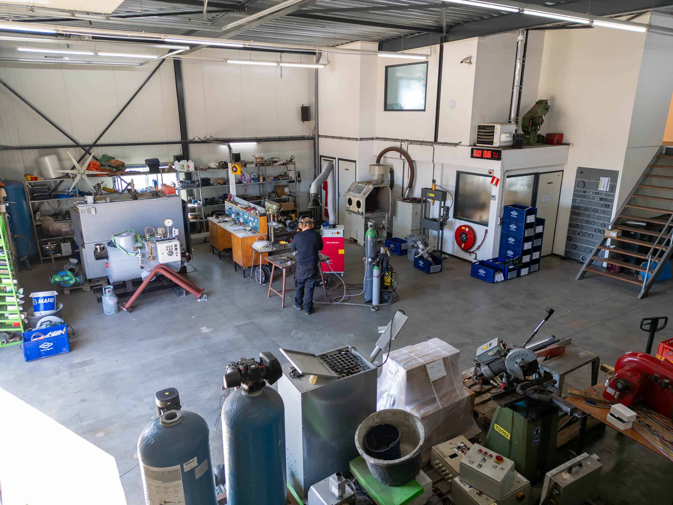 Overzicht van magazijn / werkplaats in een van de vestigingen van Stoomnet.